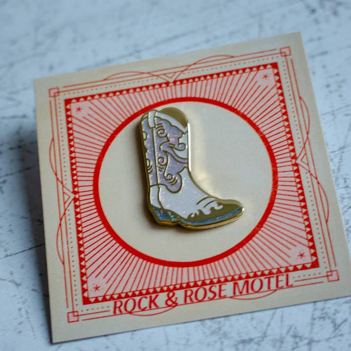 Pin's émaillé botte de cowboy à paillettes blanches pour la vente par Rock And Rose Motel
