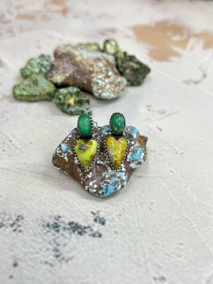 Håndlavede øreringe i sterlingsølv med Palomino og Sonoran Mountain turkis, signeret Nizhoni for engroshandel hos Nizhonitradersllc