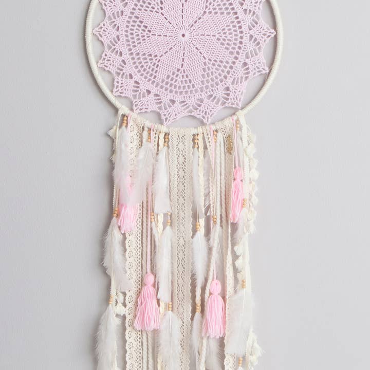 ATTRAPE-RÊVES GRAND ATTRAPE-RÊVES BEIGE ROSE, décoration murale faite main pour la vente par MANIK