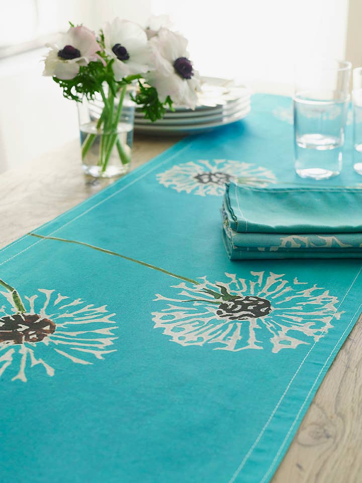 Paardebloemen op Aqua tafelloper voor wholesale door India & Purry by Jessica Hollander