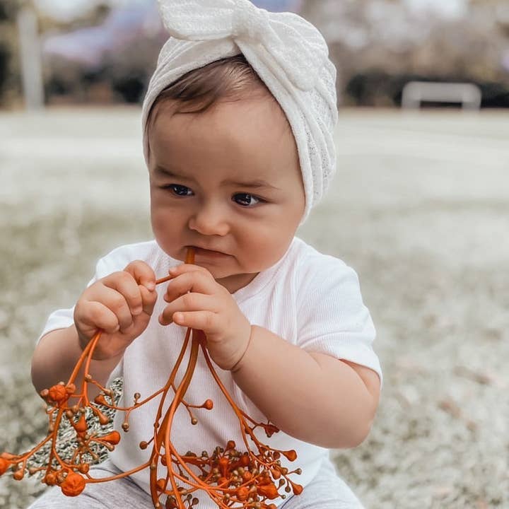 Petite + Co - Vendita all'ingrosso Fascia per capelli - Neonati - TURBANTE CON FIOCCO A NIDO D'APE - BIANCO5