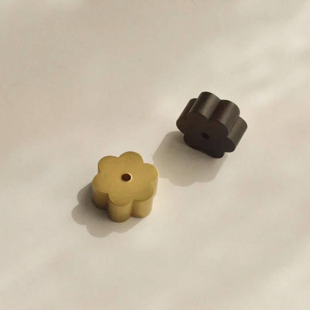 Cedar and Myrrh - Vente Porte-encens - Porte-encens en laiton noir Flower6