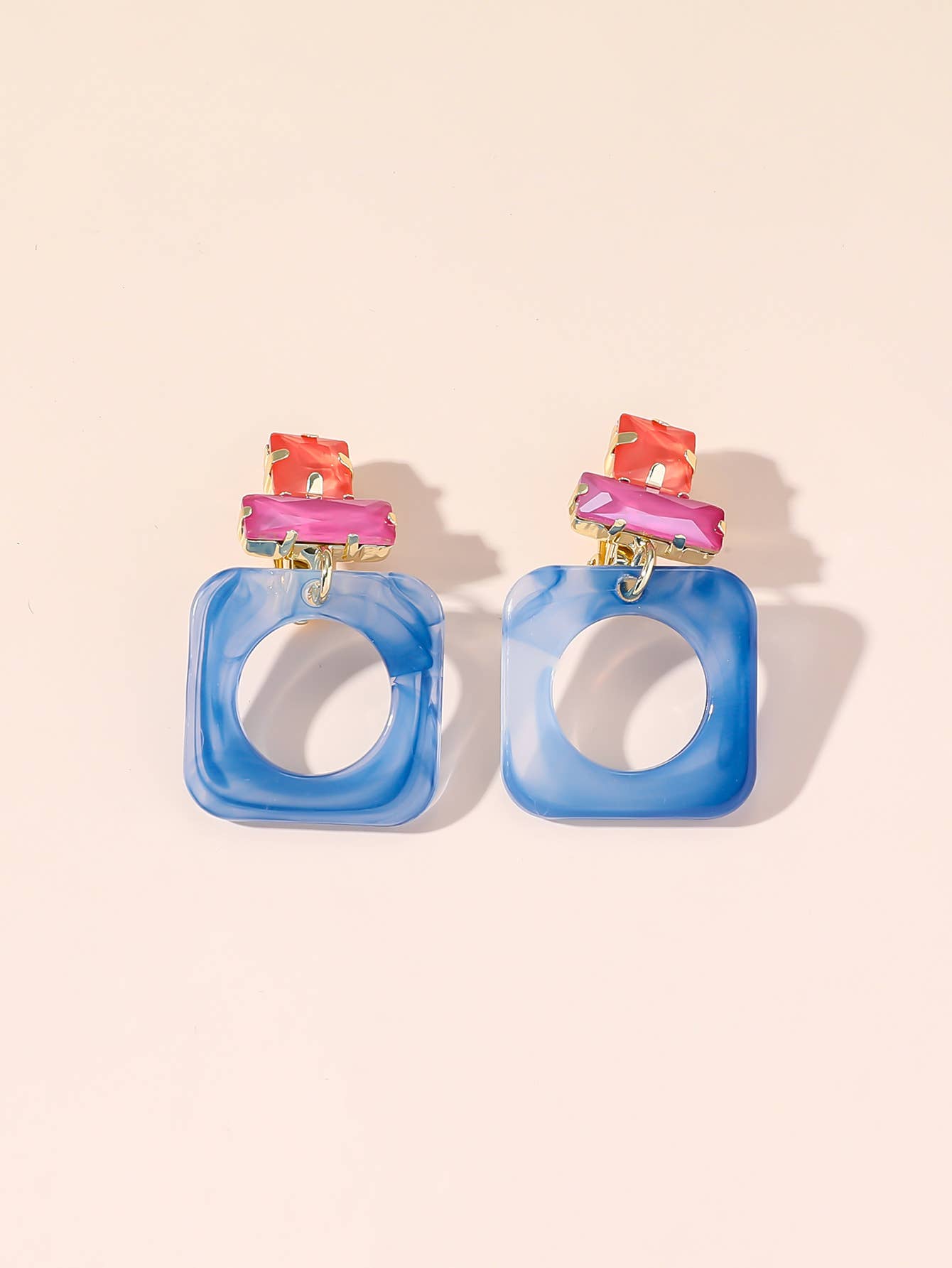 Blossom bijoux – Großhandel Ohrclip – 24PEBOL041 Goldfarbene Clip-Ohrringe aus Metall2