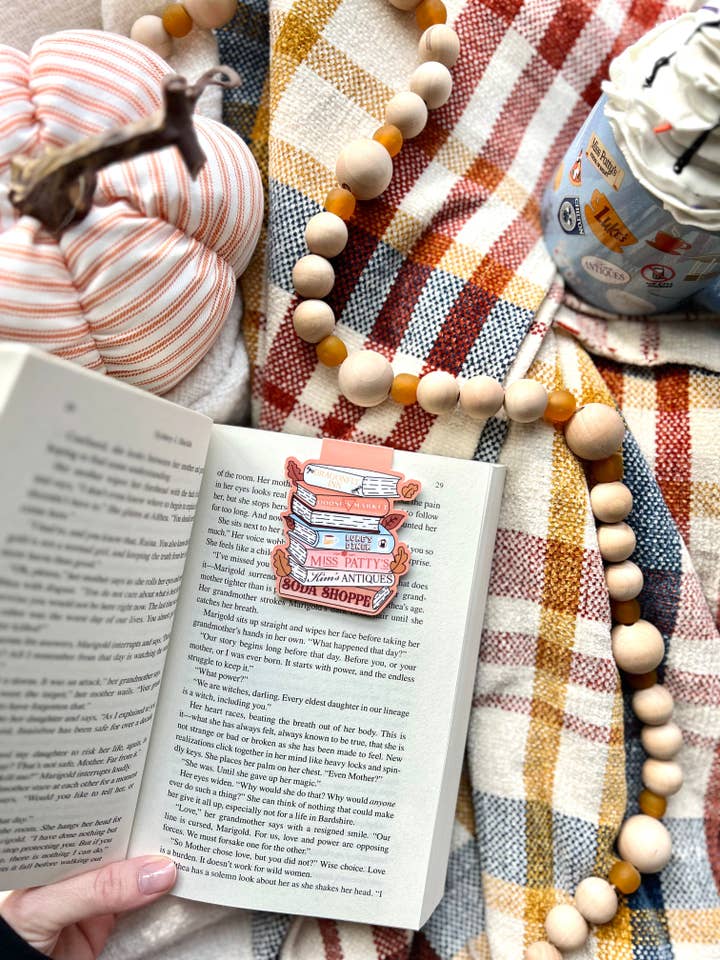 Segnalibro Magnetico a Forma di Pila di Libri di Una Mamma per Amica per la vendita all'ingrosso da parte di The Cozy Peach Co