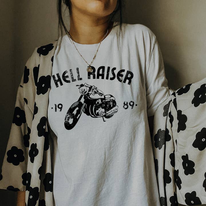 Maglietta oversize retrò boho motociclista femminista Hell Raiser per la vendita all'ingrosso da parte di Sunshine and Pine