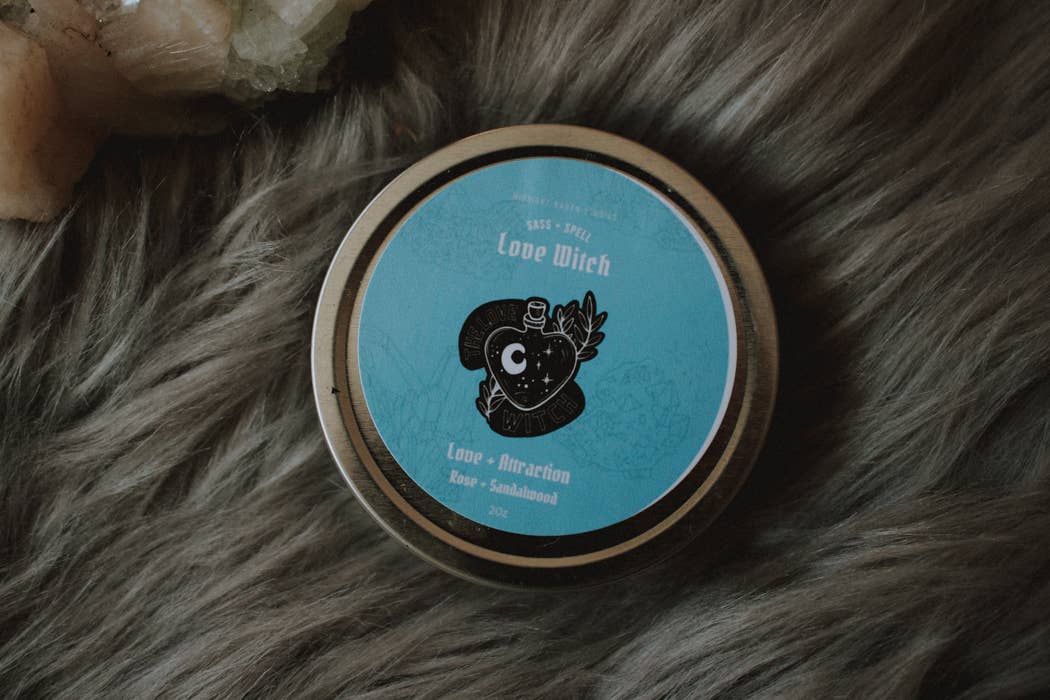 Midnight Raven Studios - Venta al por mayor Vela aromática de viaje - Vela de hojalata Love Witch, vela hechizada, rosa de sándalo3
