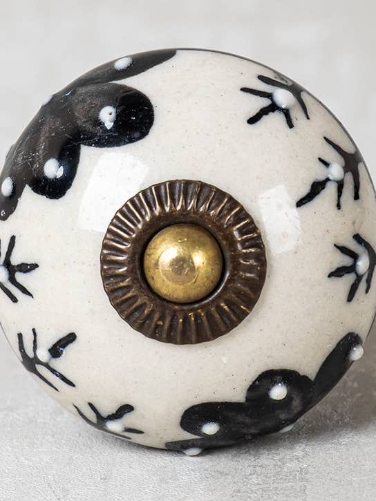 Bouton d'armoire de cuisine en céramique de couleur noir et blanc gaufré à la main pour la vente par KNOBCO