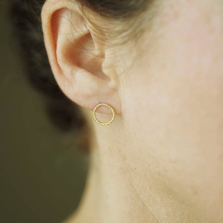 Studs de círculo texturizados por atacado de Hannah Hoffman