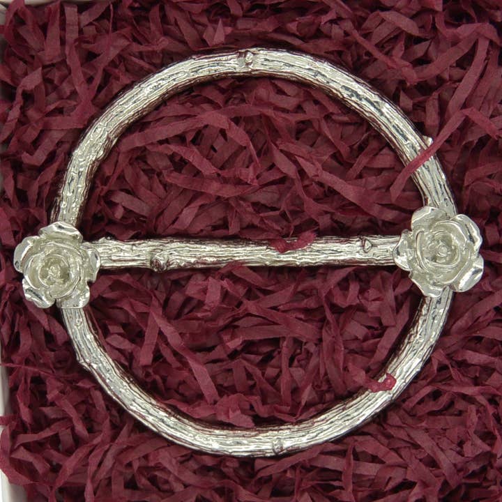 Anillo para bufanda de peltre con forma de ramita, rosas fundidas a mano por William Sturt para venta al por mayor de William Sturt Fine Pewter