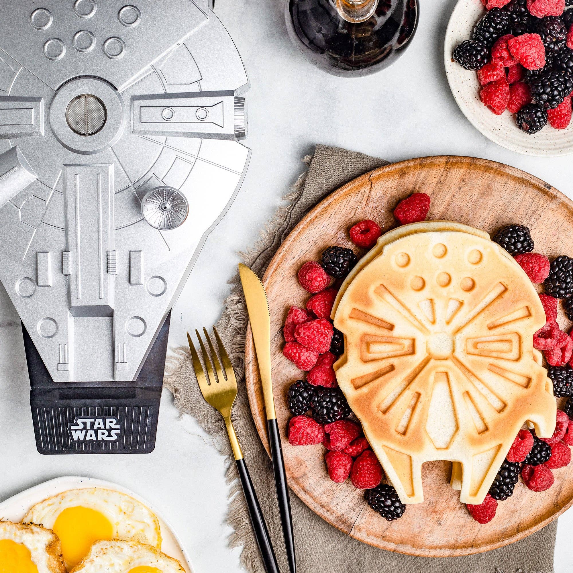 Uncanny Brands - Wholesale Kitchen Appliance - Uncanny Brands Star Wars Deluxe Millennium Falcon Waffle Maker2