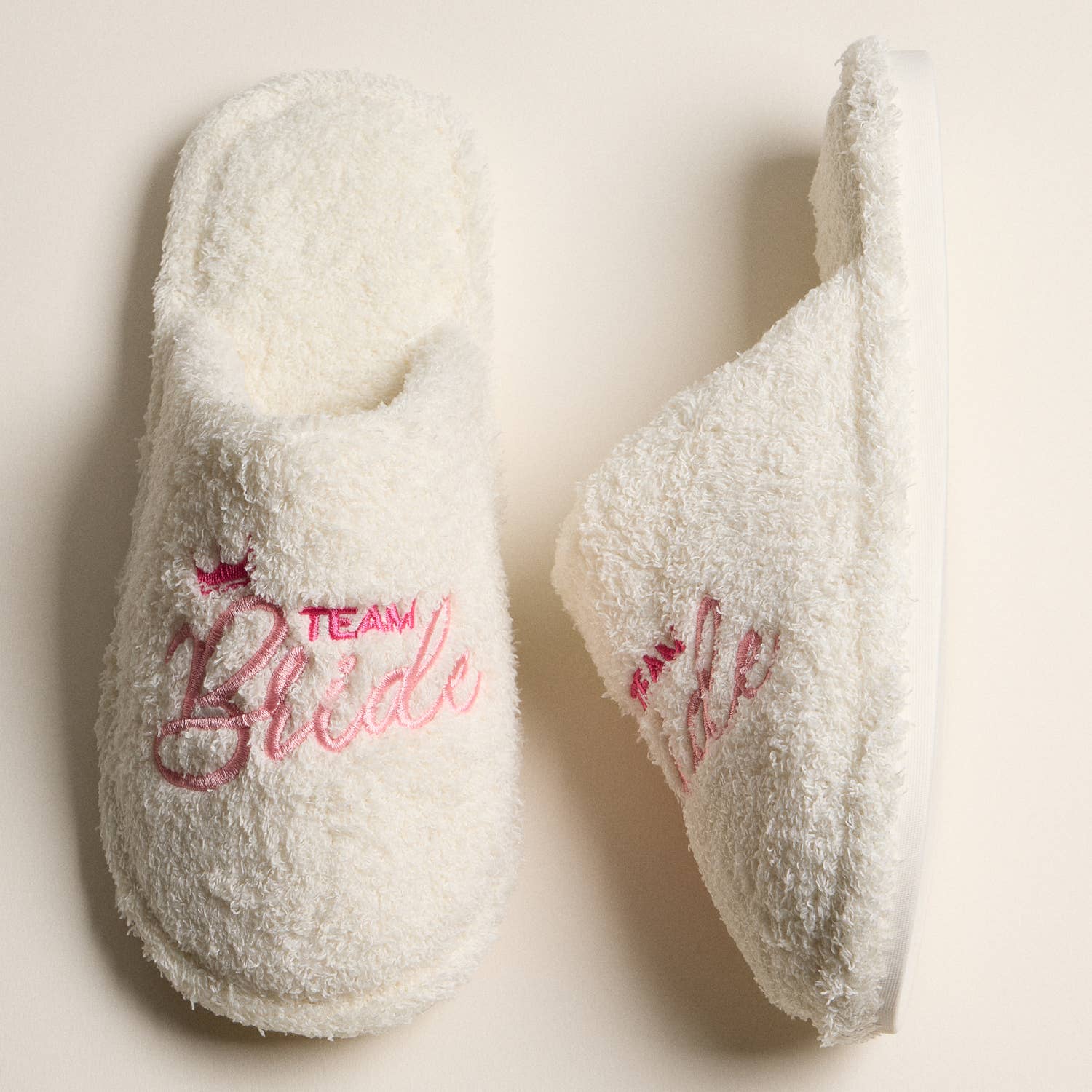 Lilla Haven - Vendita all'ingrosso Pantofole - Donna - Pantofole Fuzzy Team Bride con Ricamo a Corona per Regalo di Natale4