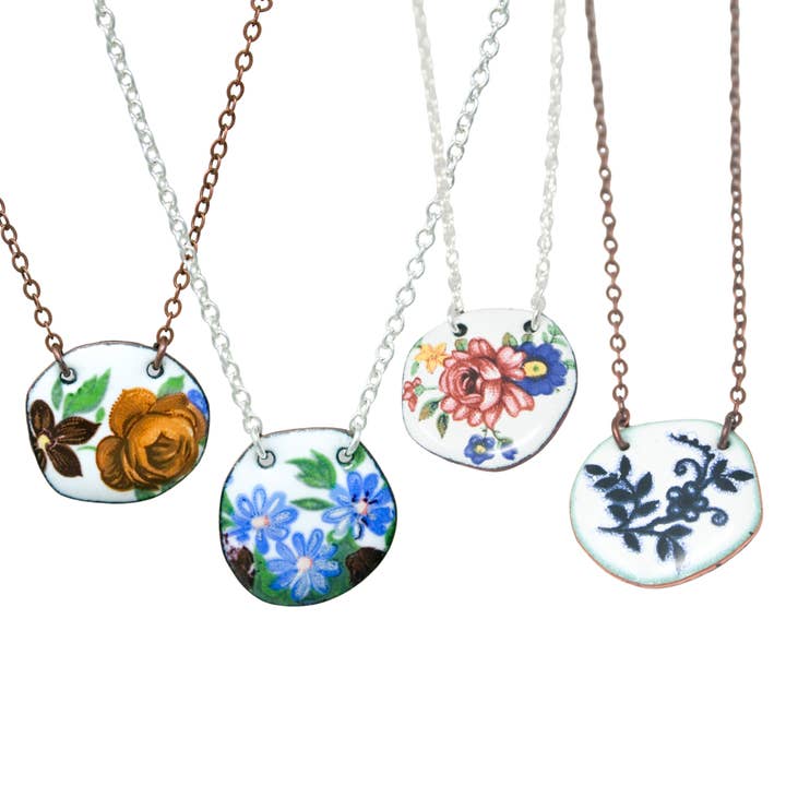 Collana con Punti di Fiori, Assortita. Vintage su rame smaltato per la vendita all'ingrosso da parte di Rising Jewelry
