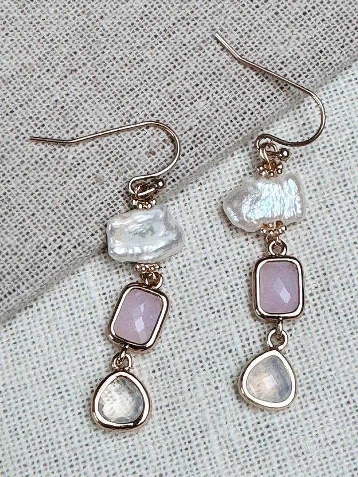 Romantische rosa Hängeohrringe mit Süßwasser-Keshi-Perlen aus Gold für den Großhandel von Gracie Rose Designs