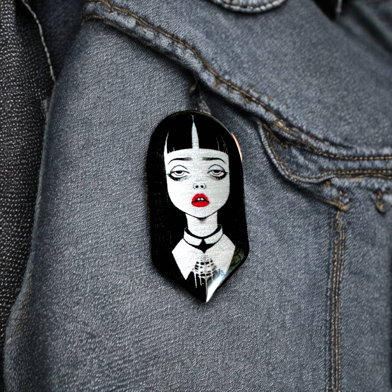 The Enamel Pin Factory - Vente Épinglettes/boutons - Mercredi Addams - Lèvres Rouges - Badge Écologique en Émail