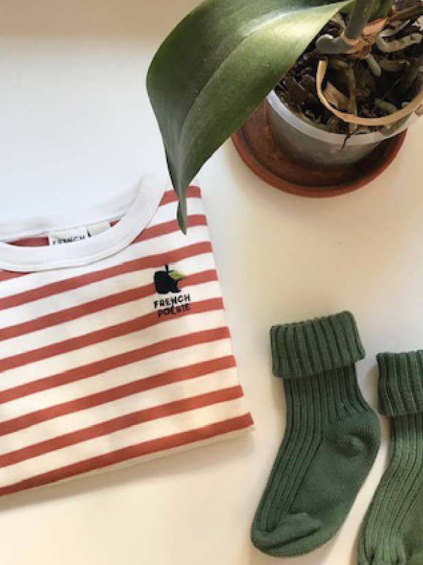 T-Shirt mit Apfel-Stickerei aus Bio-Baumwolljersey für den Großhandel von French Poésie