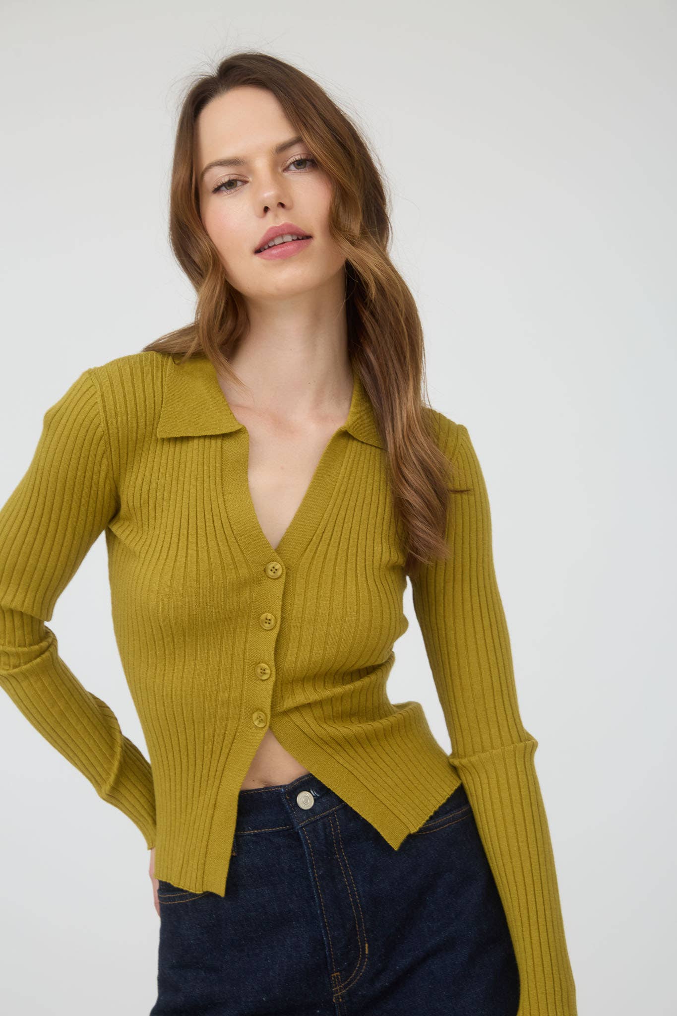 The Workshop Studio - Wholesale Gebreide top - Dames - TRUI MET KRAAG EN KNOPEN AAN DE VOORKANT, GEBREIDE TOP MET LANGE MOUWEN20