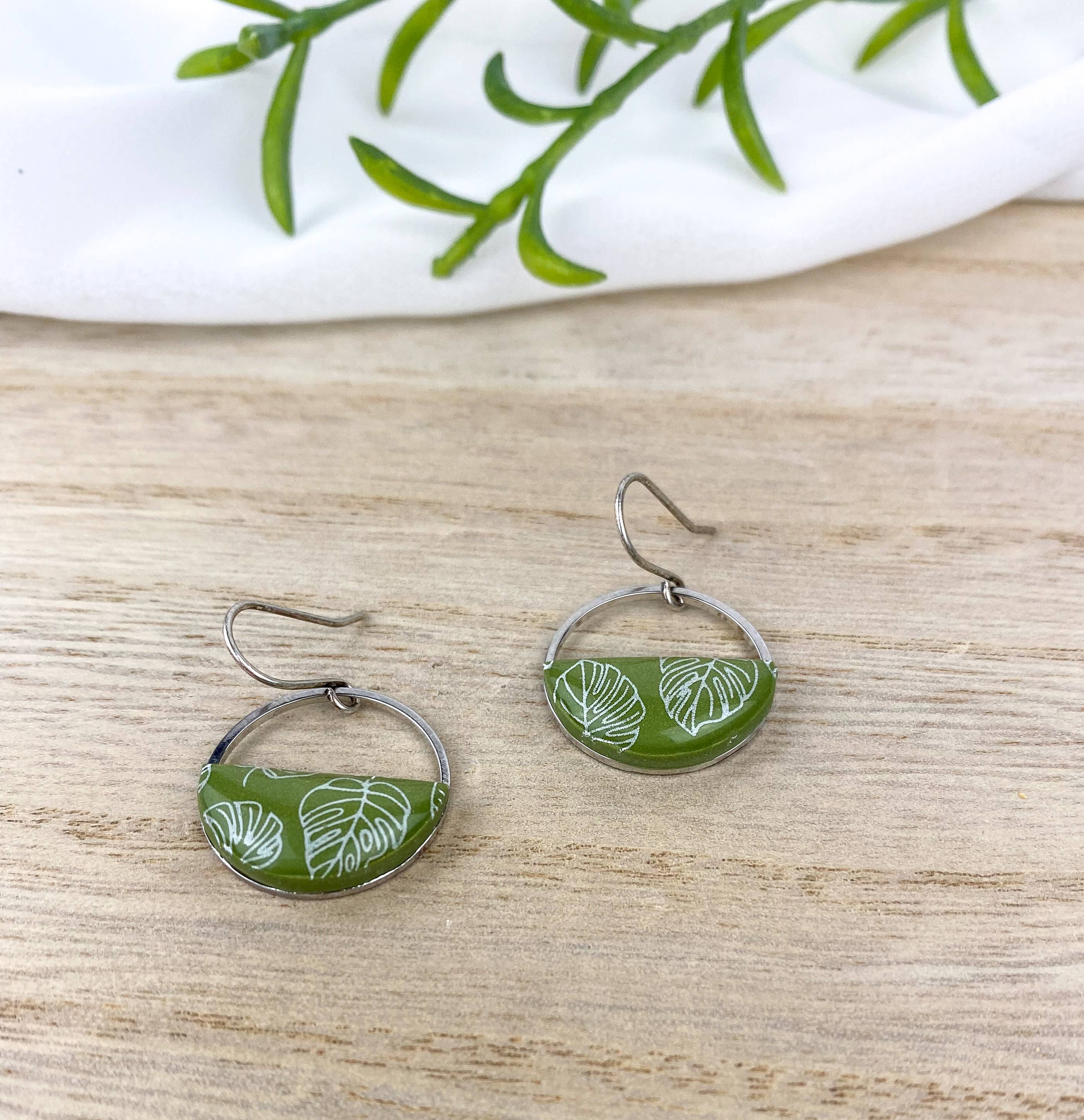 Light Shine - Wholesale Dangle Earrings - Monstera Leaf Dangle Earring | Green Spring Clay Drop |Plant18