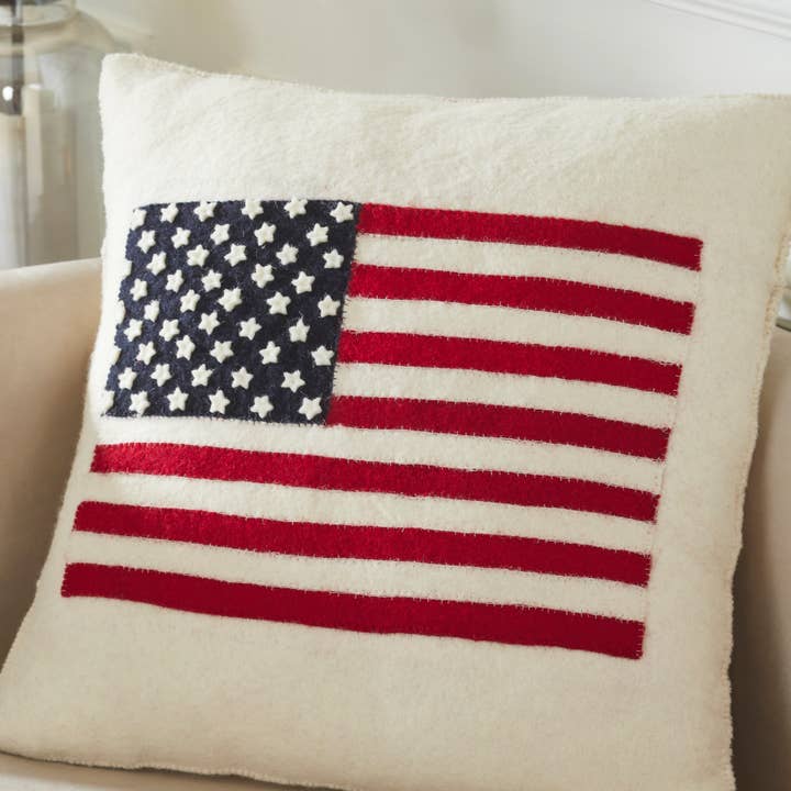 Arcadia Home – wholesale Dekorativ kudde – Amerikansk flagga handfiltad ullkudde - Kräm - 4 juli dekoration