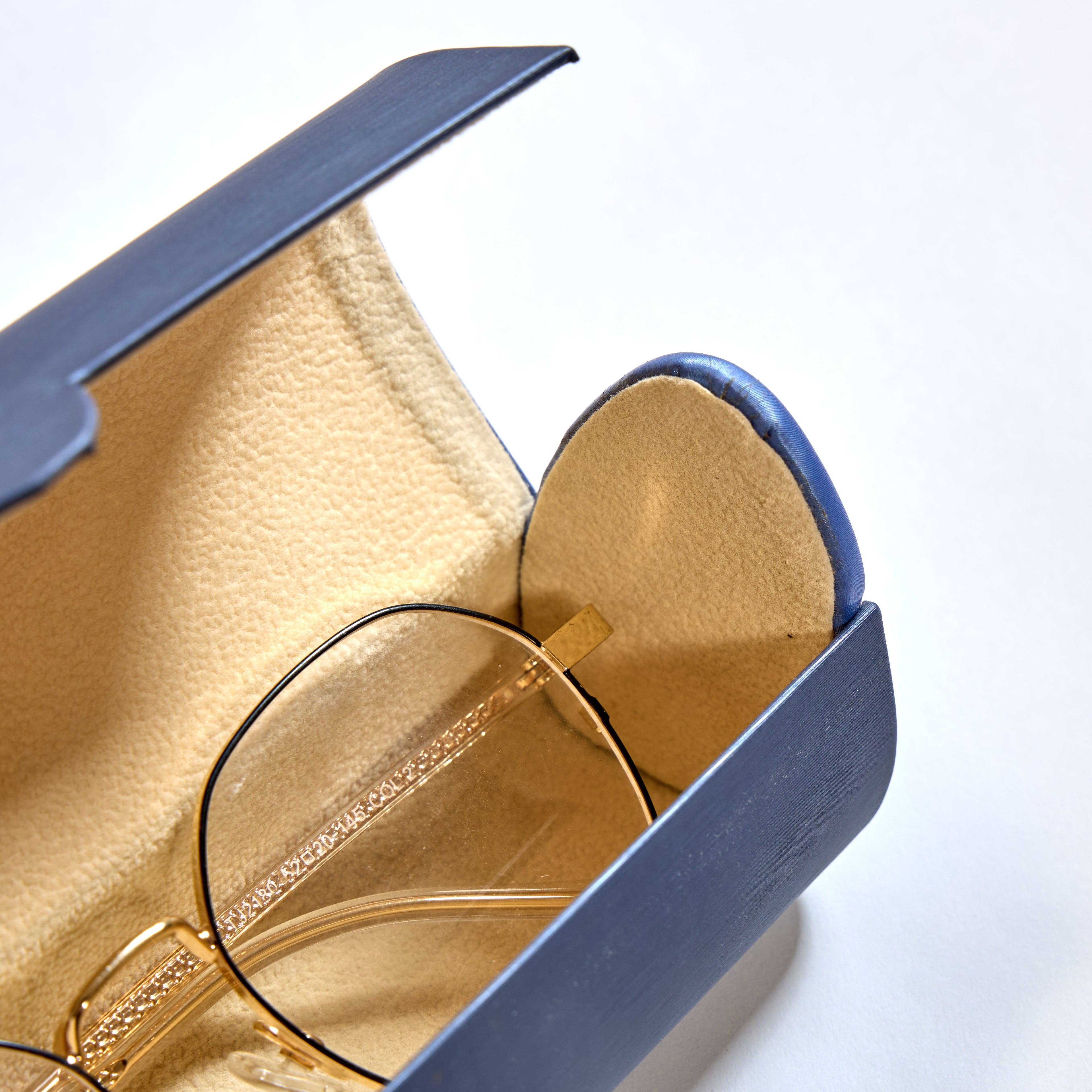 Real Sic - Wholesale Eyewear cases & holders – Unisex - Vintage-Inspired Magnetic Vegan Leather Glasses Case: Retro Cylindrical Design for Stylish Eyewear Protection11