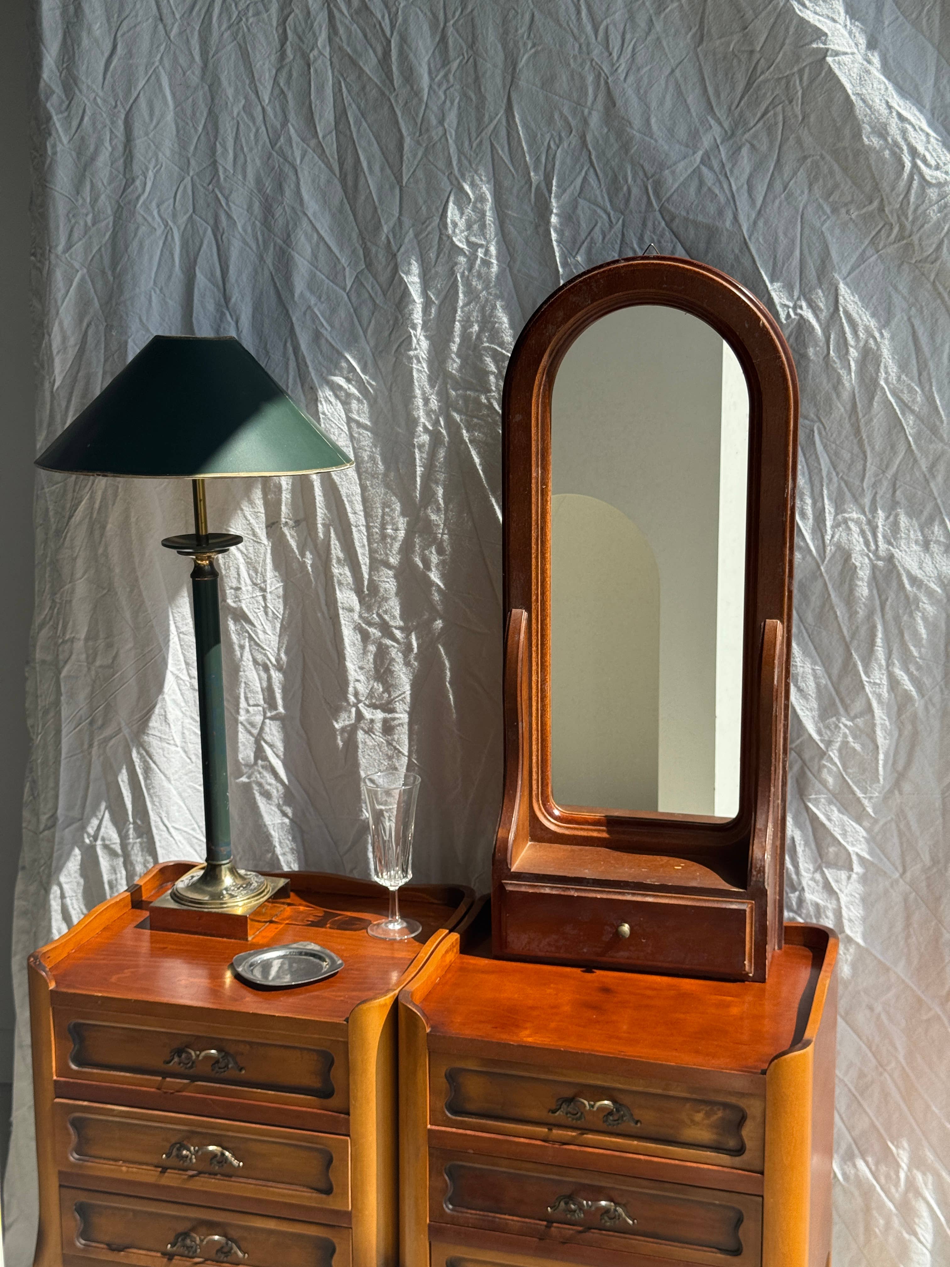 Office Objets - Wholesale Wall Mirror - Rounded mirror with a brown wooden drawer H6718