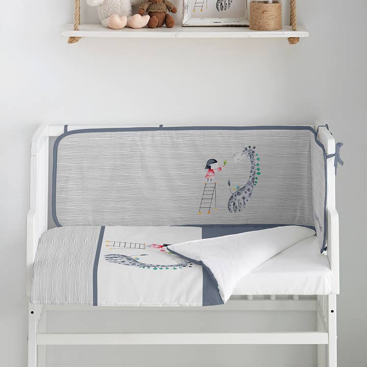 MINI-KINDERBETT, DAS ZUSAMMEN MIT TEXTIL SOPHIE & DIE GIRAFFE SCHLÄFT für den Großhandel von S&P NEWBORN, S.L.(Naf Naf )