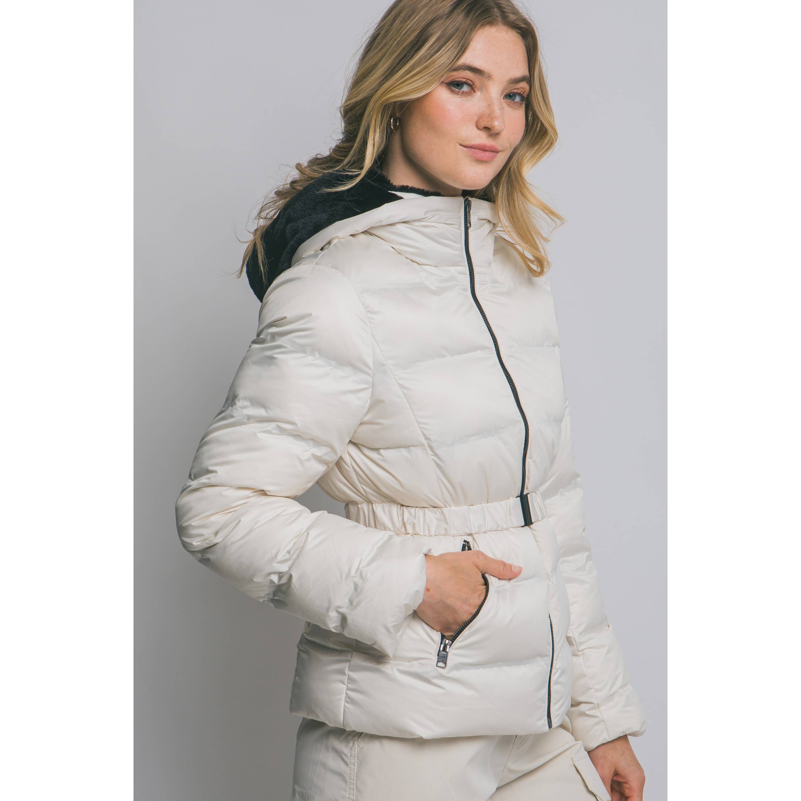 HiteJeans – Großhandel Pufferjacke – Damen – Kapuzen-Daunenjacke1