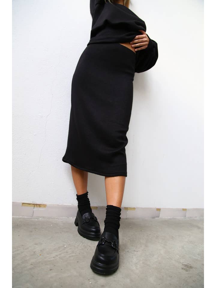 Negro A4061 FITTED BLACK WOOL MIDI SKIRT for wholesale on Faire10