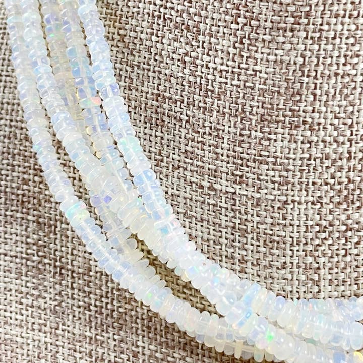 Collier à perles Heishi Igni// White Fire Opal pour la vente par Ewelina Pas Jewelry
