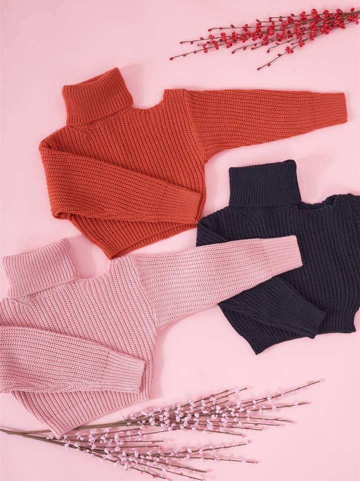 Tasha Apparel Wholesale - Vente Pull en maille – enfant - Pull à col roulé en tricot côtelé à manches et épaules découpées pour petites filles8