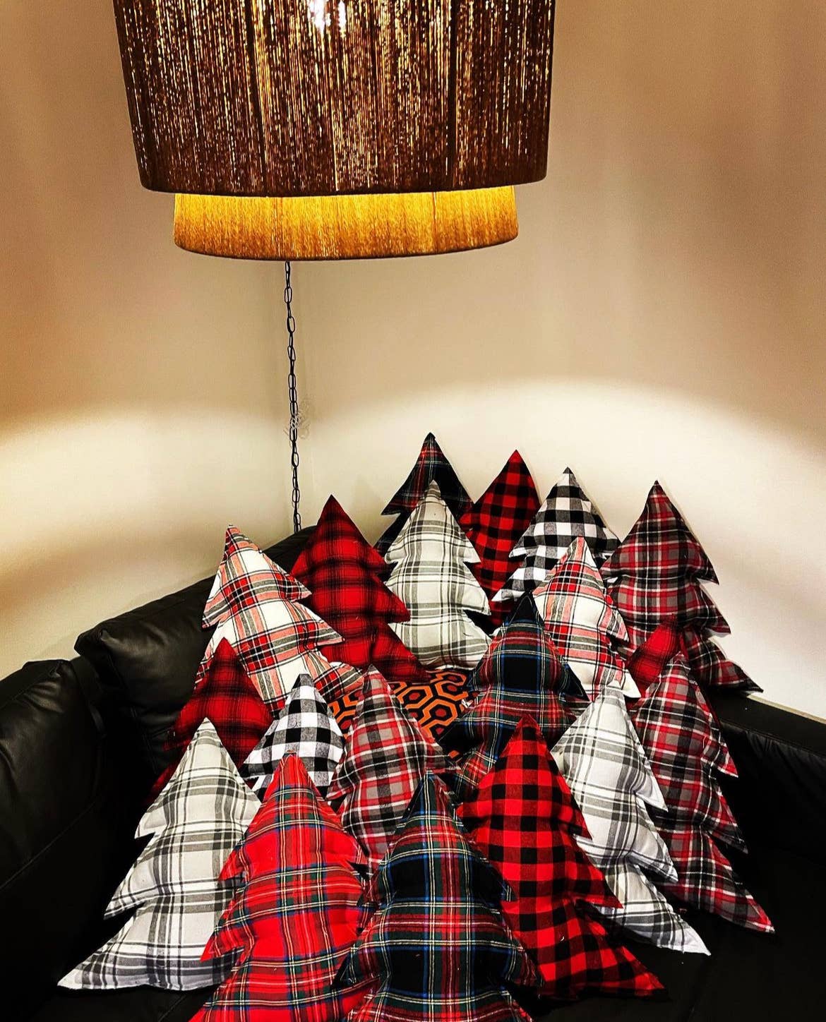 Rosemary's Baby M.E.K. - Vente Coussin décoratif - Oreiller de saison des fêtes en flanelle à carreaux avec arbre de Noël rembourré1