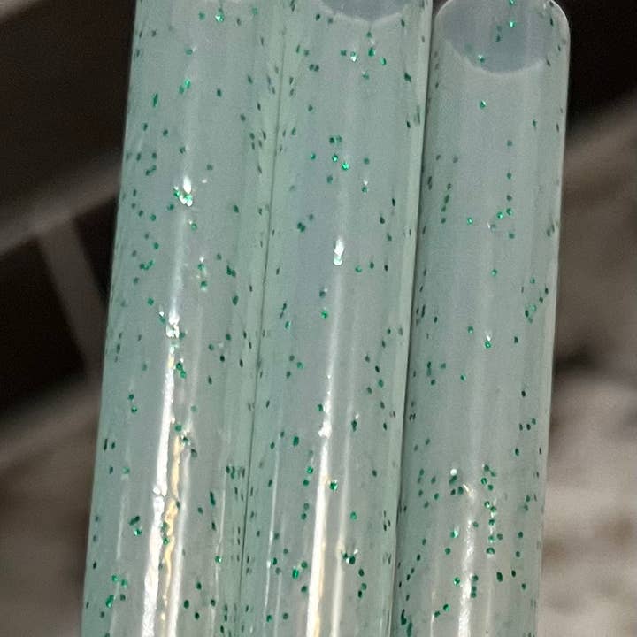 Green COLOR CHANGING Glitter Straw (40oz Tumbler) for wholesale by Olive Lane Accessories