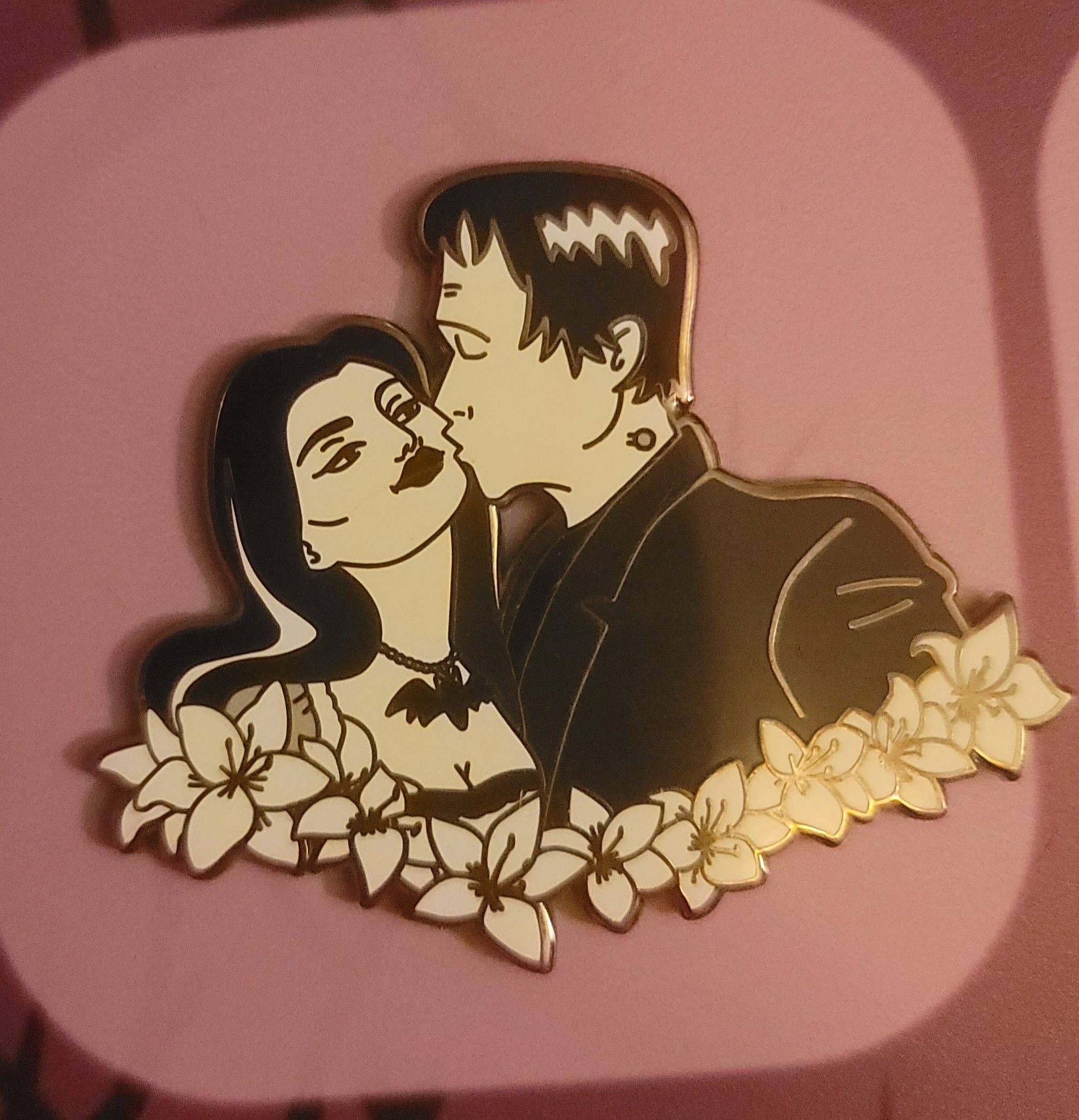 Hallowmonsterco – Großhandel Anstecker/Button – Spooky Emaille-Anstecker-Set mit Tim Burton- und Munsters-Charakteren3