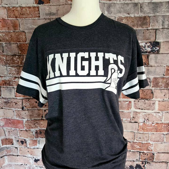 Knights School Spirit Jersey: Letvægts unisex T-shirt for engroshandel hos Shirts & Giggles