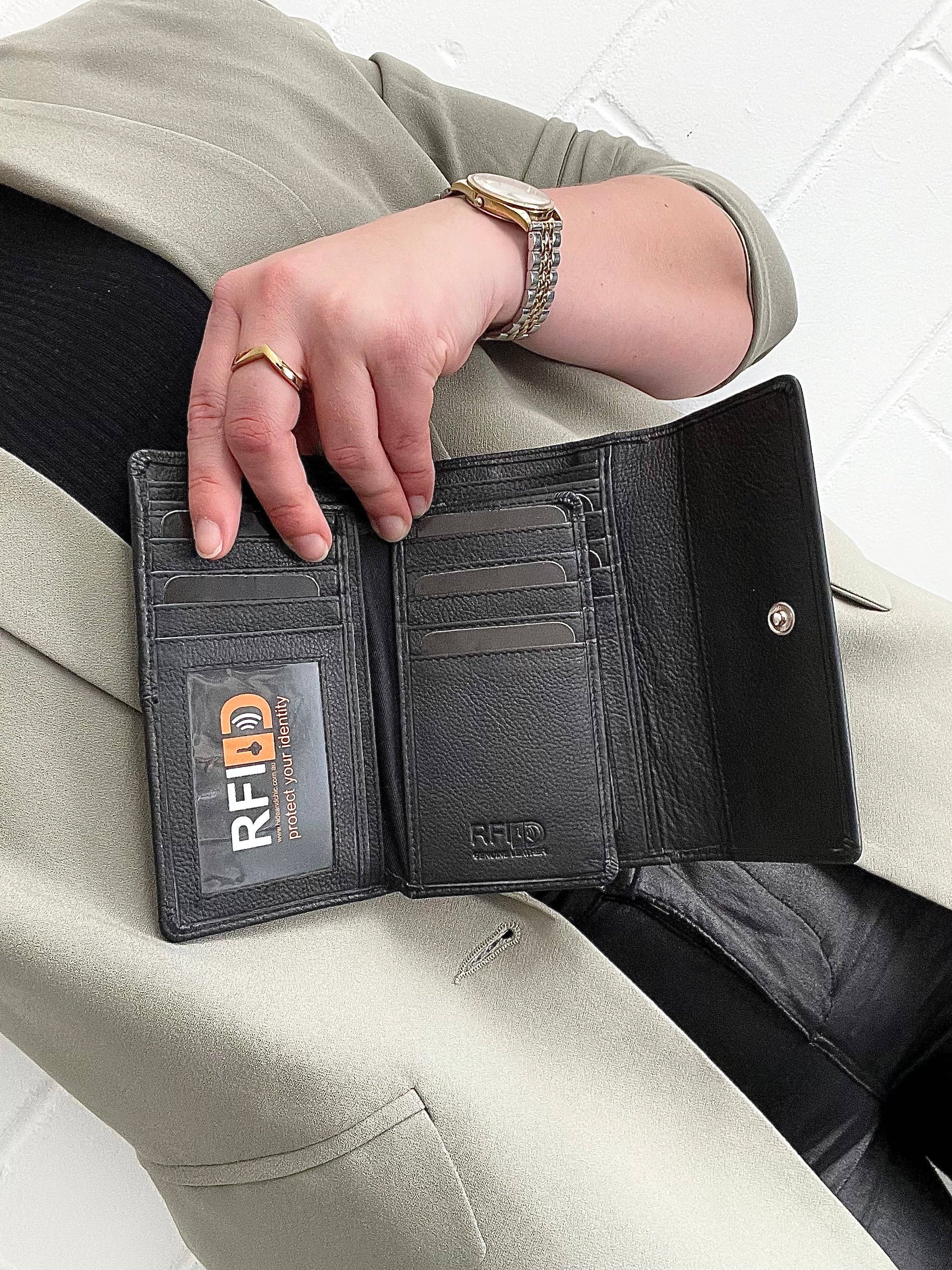 hide & chic – Engroshandel Tegnebog - Dame – RFID pung i fuldnarvet koskindslæder. Sort, brun, blå eller rød. Stil nr. 21004 Hide & Chic0