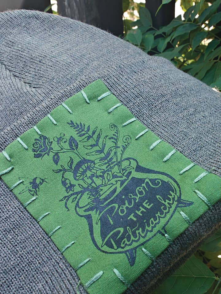 Envenena el patriarcado - Gorra con parche - Gorro otoñal de bruja del noroeste del Pacífico para venta al por mayor de Crafted from Scratch