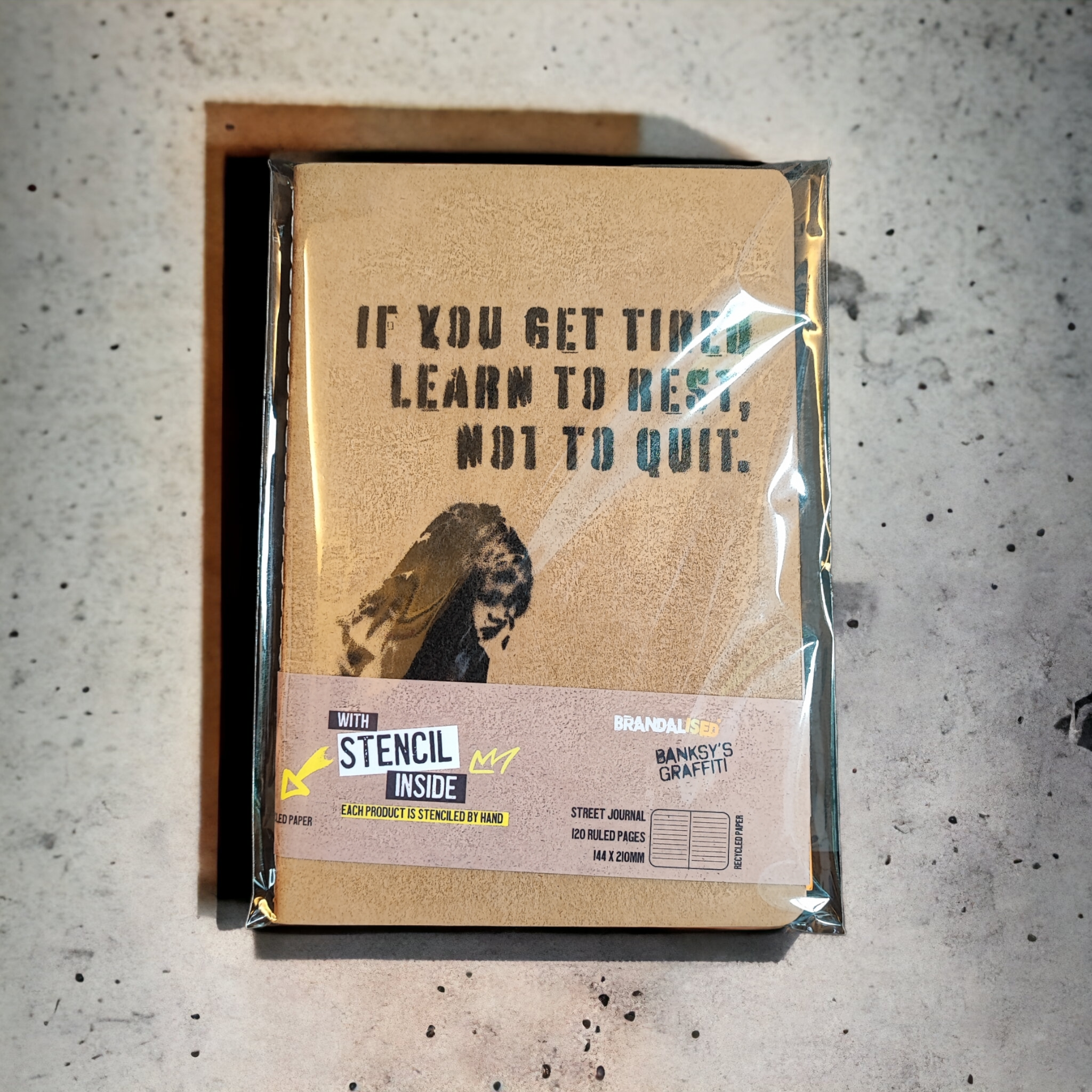 URBAN.ITY SRL – Engroshandel Dagbog – Banksy A5 street journal med stencil - Learn to rest1