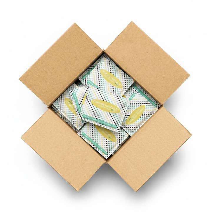 Kit de disques menstruels avec serviette, lingettes et désinfectant pour les mains – Essentiels de règles compacts à emporter (Pois) pour la vente par Kit U Safe