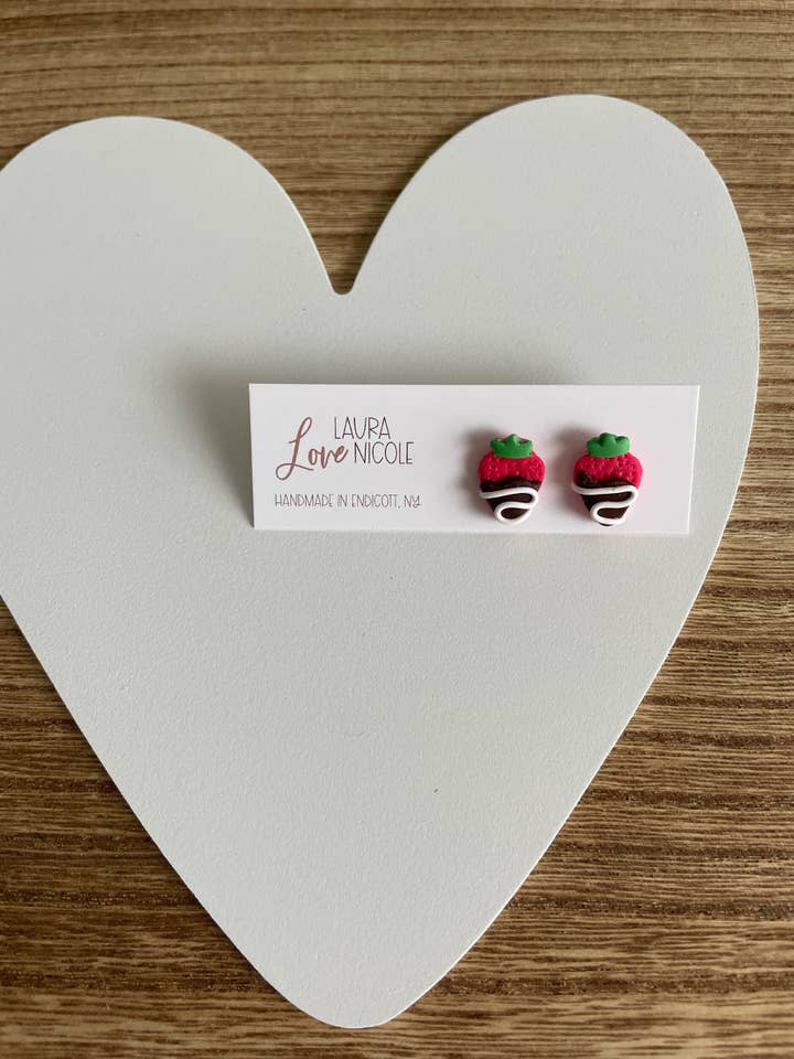 Borchie alla fragola ricoperte per la vendita all'ingrosso da parte di Love Laura Nicole