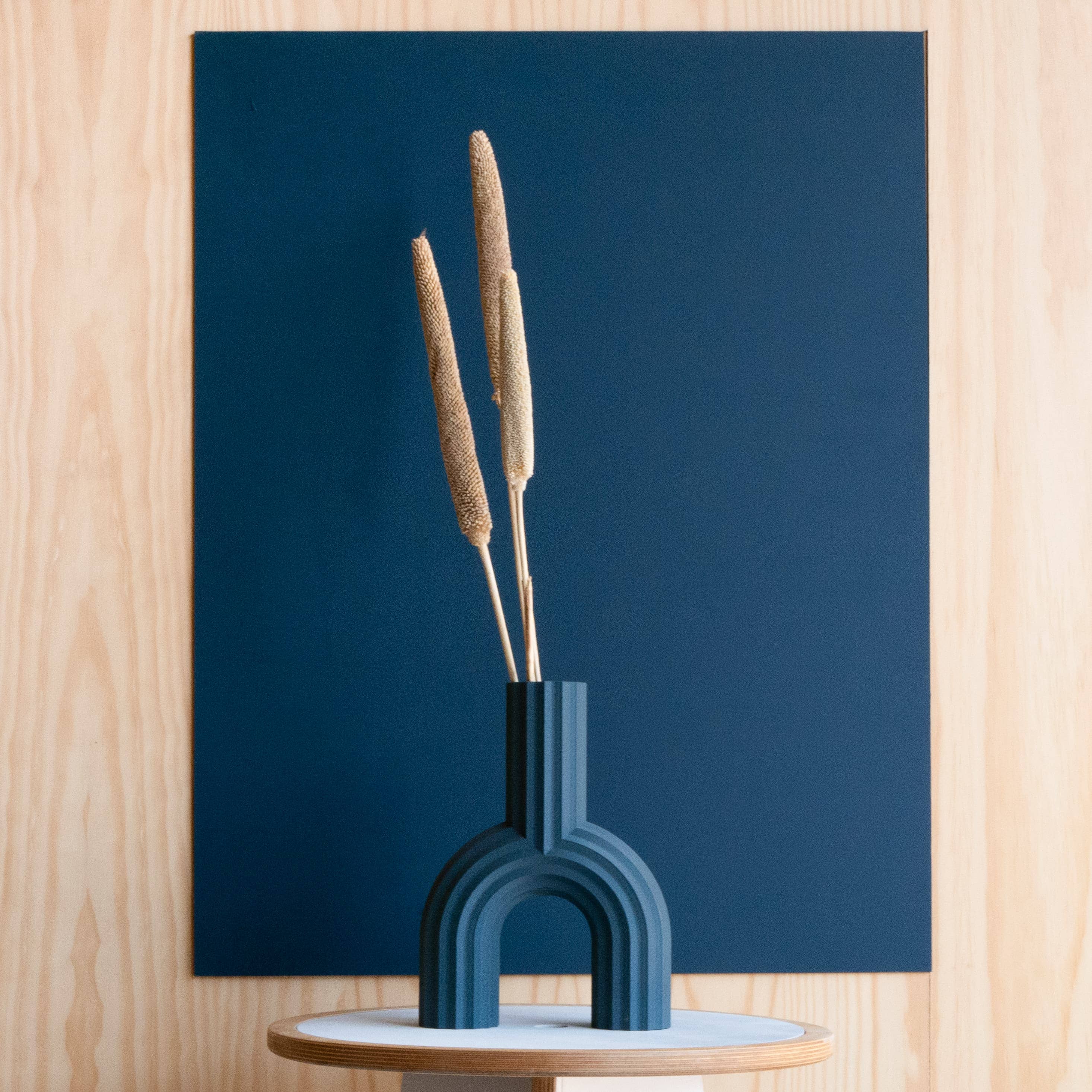 Blå Blå Arch vase – original gavevase for engroshandel på Faire2