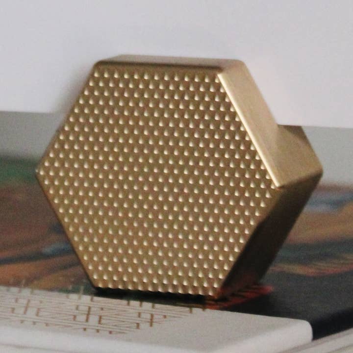 Portafoto geometrico zigrinato - Ottone per la vendita all'ingrosso da parte di Clemo and Finch