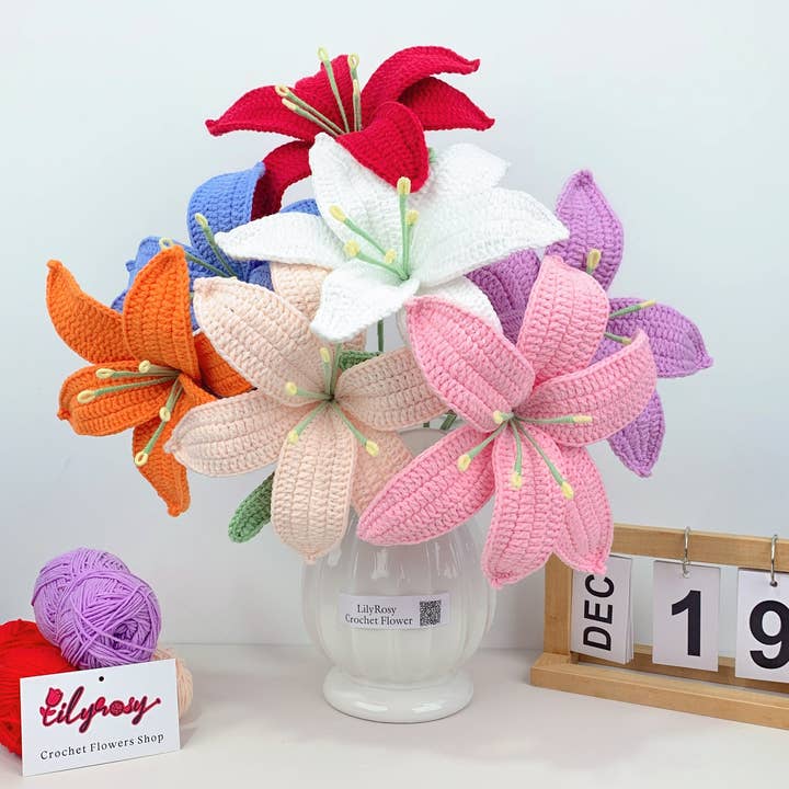 Lilyrosy(Duty free) - Wholesale Kunstbloemen - Gehaakte leliebloem cadeaus, Handgemaakte cadeaus voor elke gelegenheid0