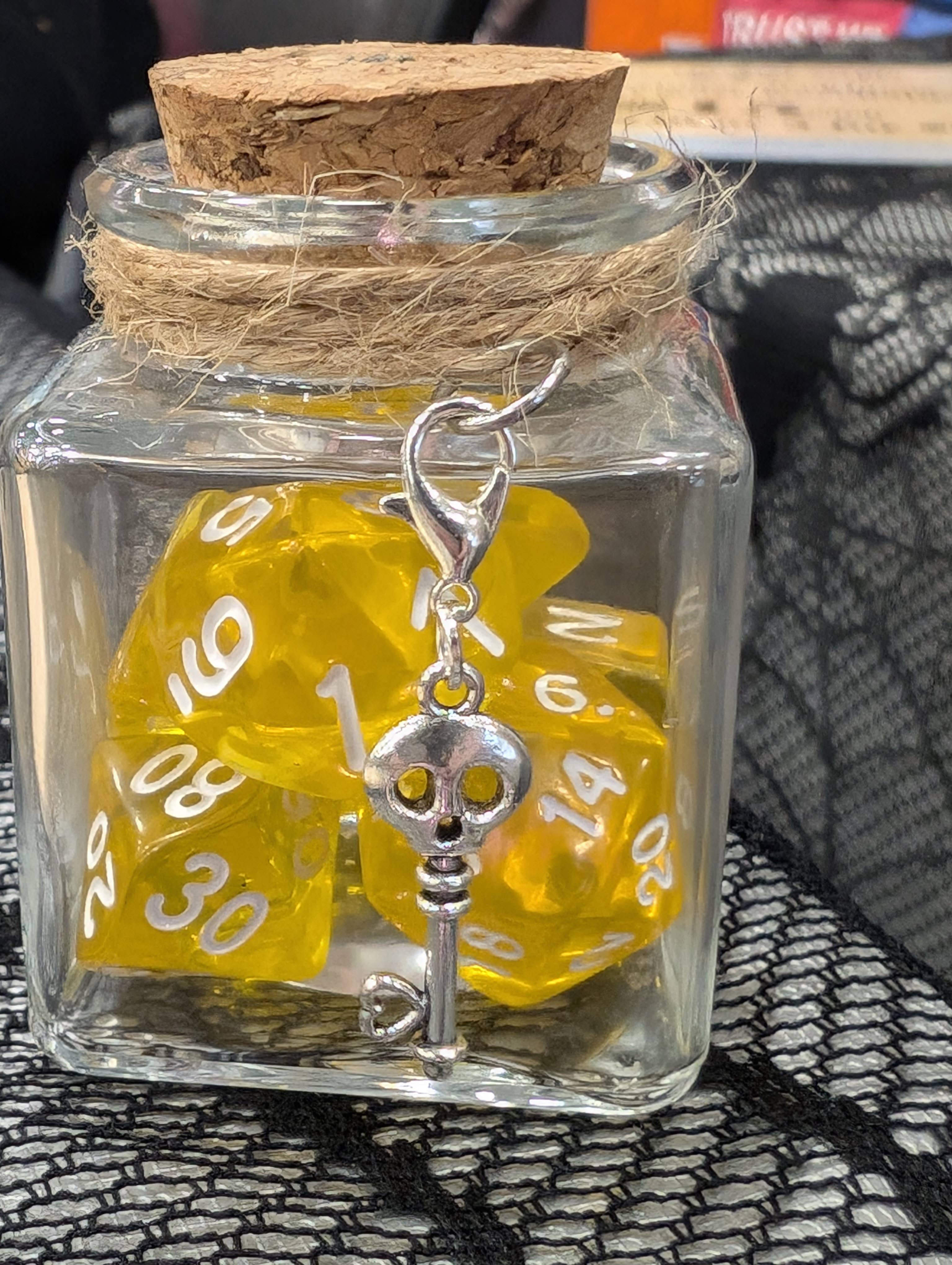 Con-Quest Crafts - Venta al por mayor Dado - Tarros de dados de hechizo con 7 dados D20 para TRPG30