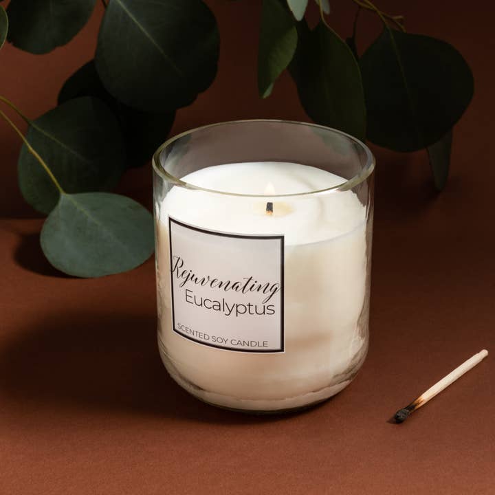 Bougie rajeunissante en forme de bouteille de vin à l'eucalyptus | 14 oz | 50 h pour la vente par Black Oak Soap Company