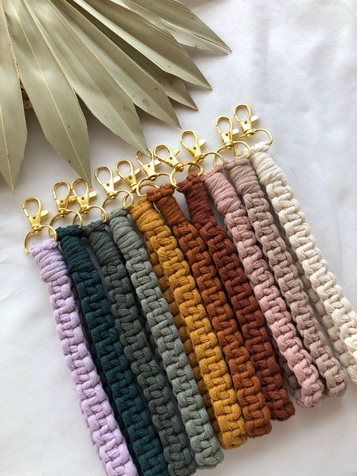 Porte-clés à bracelet droit en macramé pour la vente par Woven