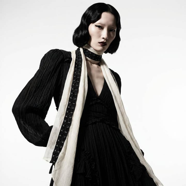 Écharpe en soie froissée blanc cassé avec œillets pour la vente par Sumie Tachibana