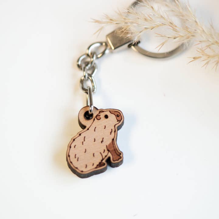 Porta-chaves Bonito Capibara em Madeira de Cerejeira - KL20171 por atacado de Robin Valley