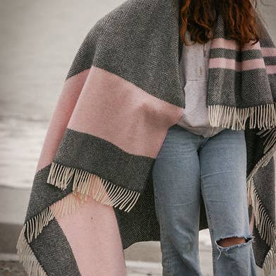 Rathbornes 1488 – Großhandel Überwurfdecke – Rosa-grauer Plaid aus Kaschmir und Merinowolle1