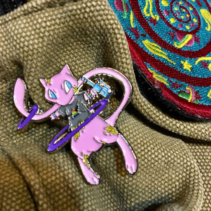 Hooping Mew Pin – 1,5" Trippy Cartoon Psytrance Verzamelobject voor wholesale door Mushroom Kingdom Pins