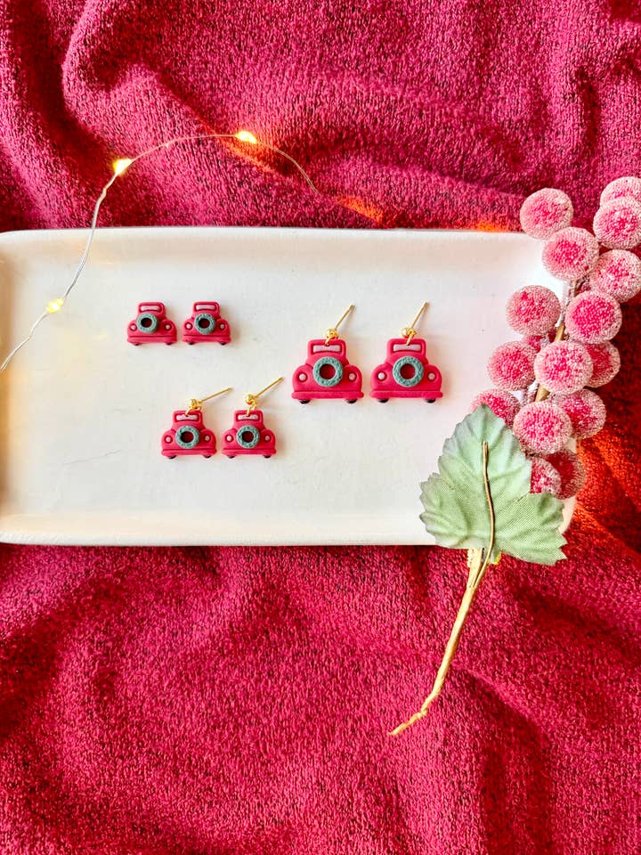 Boucles d'oreilles camion rouge, boucles d'oreilles en argile camion, boucles d'oreilles de Noël pour la vente par SeizeTheClayJewelry