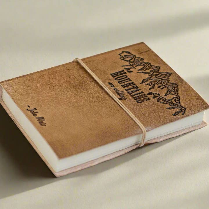 Soothi | Containers Of Creativity - Vente Journal intime - Journal en cuir avec citation de John Muir - "Les montagnes m'appellent" Journal d'aventure2